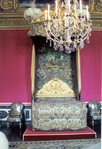 France-ChateauDeVersailles-KingsBed